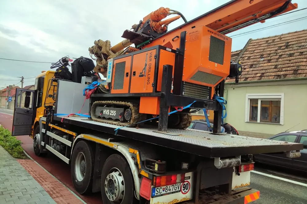 Prevoz stavebného mechanizmu na skladacej plošine