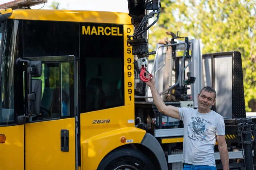 Nákladné auto s hydraulickou rukou pri preprave materiálu pre Senec a okolie