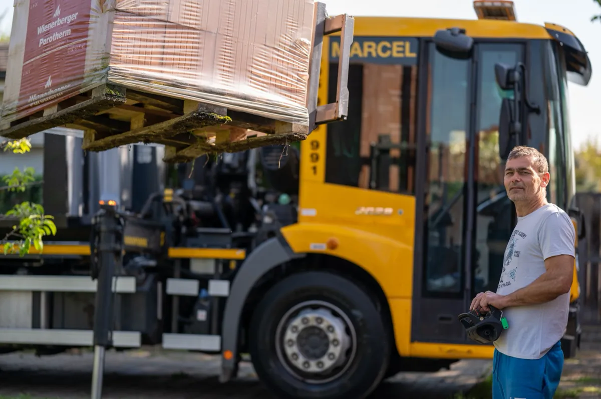 Bezpečná preprava ťažkého tovaru s mechanickou rukou a skúsenou obsluhou..