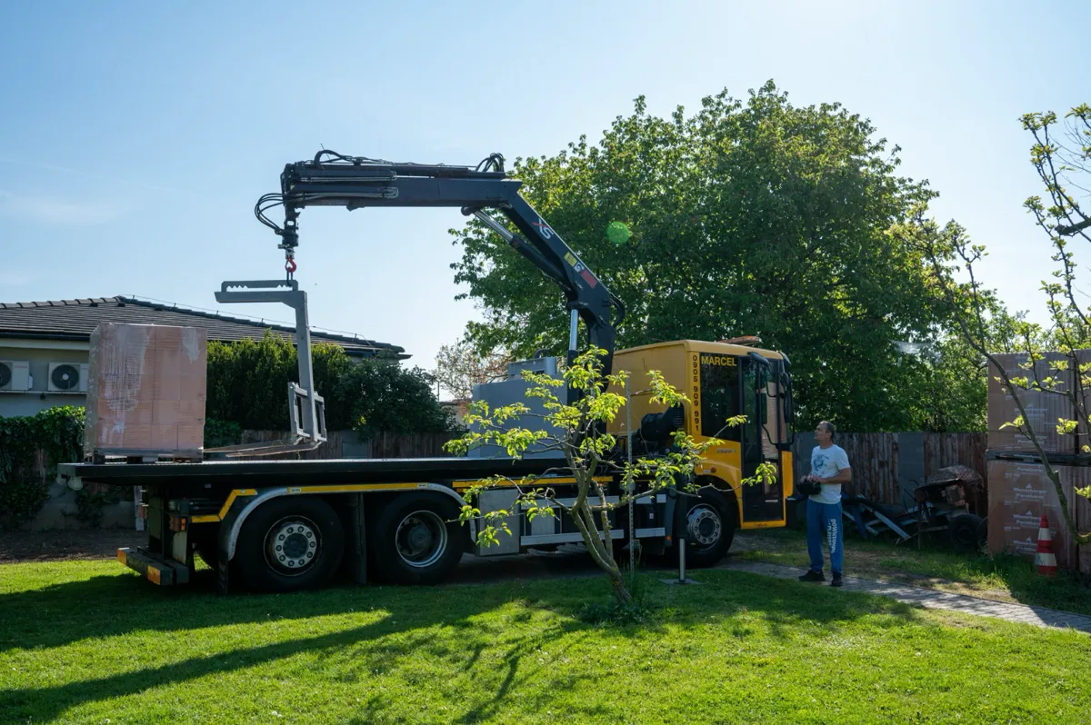 Mechanická ruka nákladného vozidla v akcii pri stavebných prácach